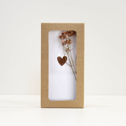 geschenkdoosje met droogbloem en vilten standaard