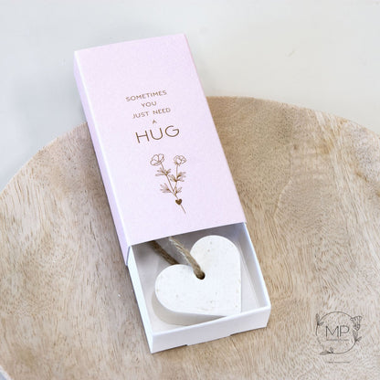 Brievenbus cadeauset ‘Sending you a big hug’ – Met Kaarsjes & Zeepje